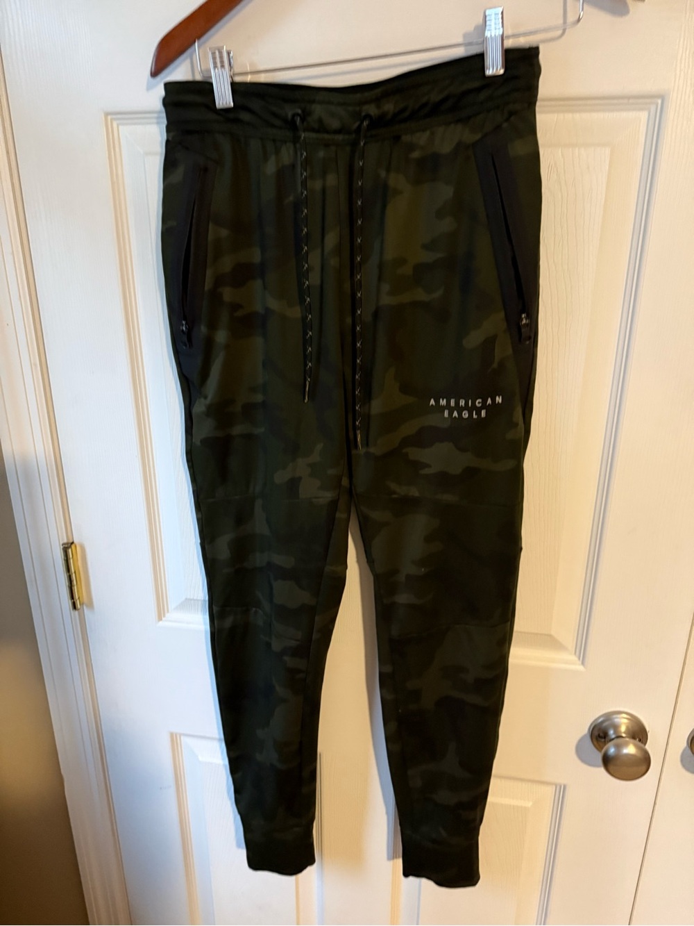 American Eagle Outfitters Men's Camo Joggers in Olive